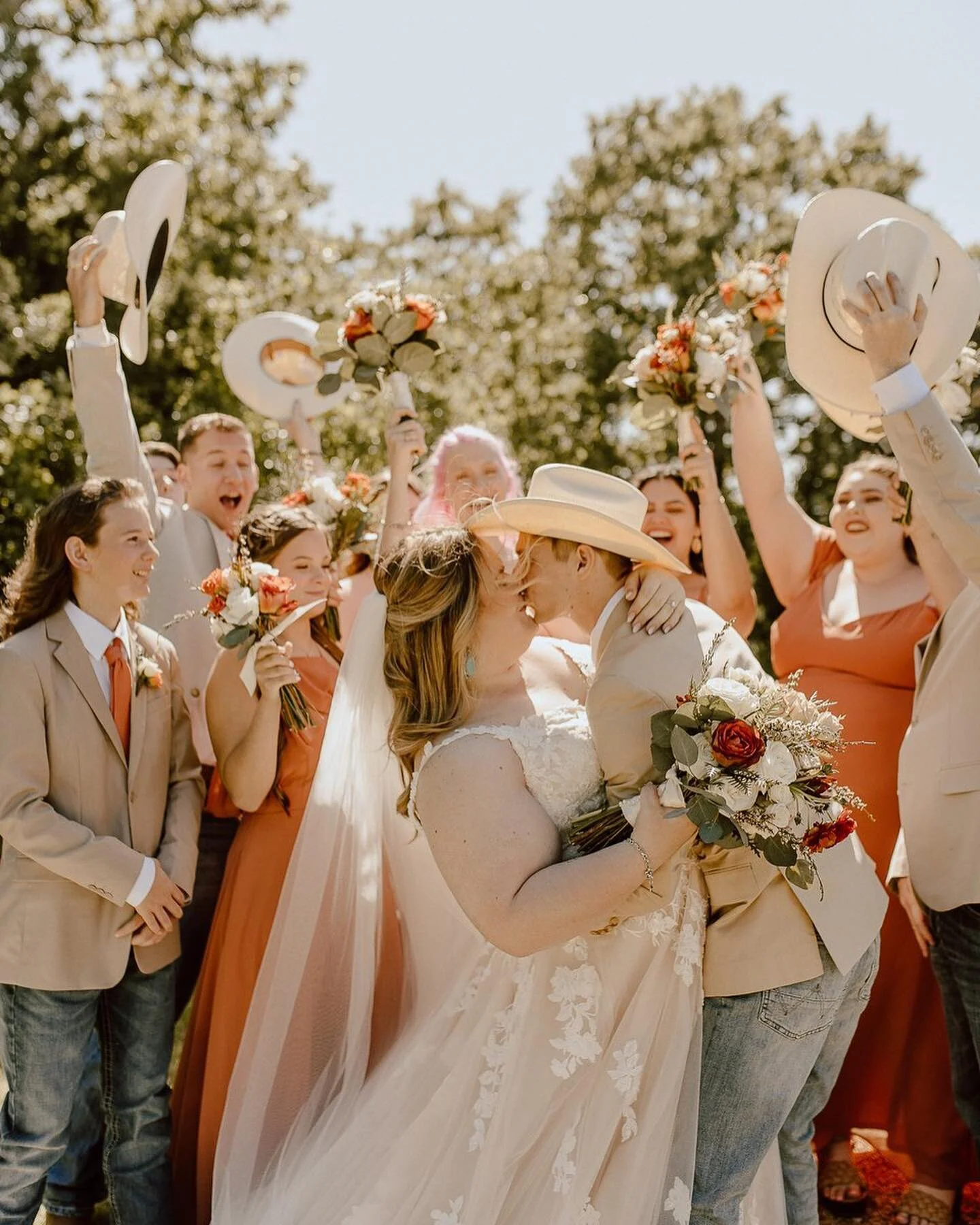 Cheers to the (almost) freakin’ weekend!!!
This bridal party was absolute GOALS! If you are looking to reach your wedding goals this year (or next!) reach out today for more info on our 2023 DISCOUNTS π€©π
•
•
•
Photography: @la