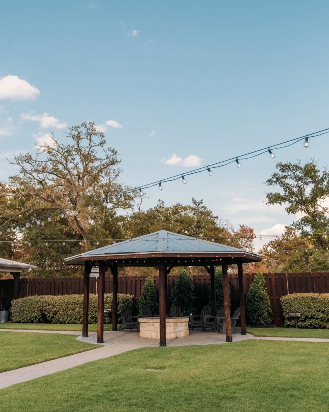 Come sit a spell by the fire pit & enjoy your wedding stretched over a whole 24 or 48-Hours with our overnight packages + on-site lodging π π€β¨
πΈ: @sanangelphoto
